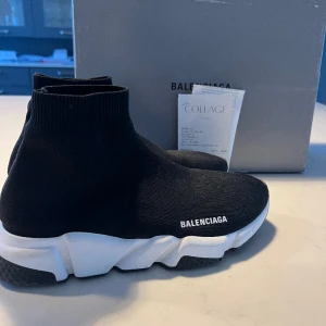 Balenciaga speed trainers - Hej! Säljer mina grymt sköna Balenciaga skor. Skorna är i ett grymt skick använda ett fåtal gånger, ser helt nya ut! Kvitto och låda och allt kommer till! Skorna är köpta på illum i Danmark. Undrar ni något så fråga gärna🤩