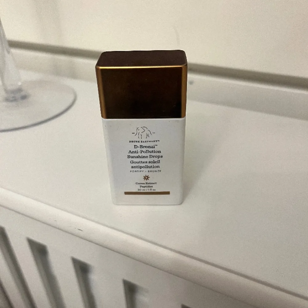 Säljer mina bronzing drops då jag inte tycker det passade mig bra. Det är använda runt 5 gånger och har alltså mycket produkt kvar. . Övrigt.