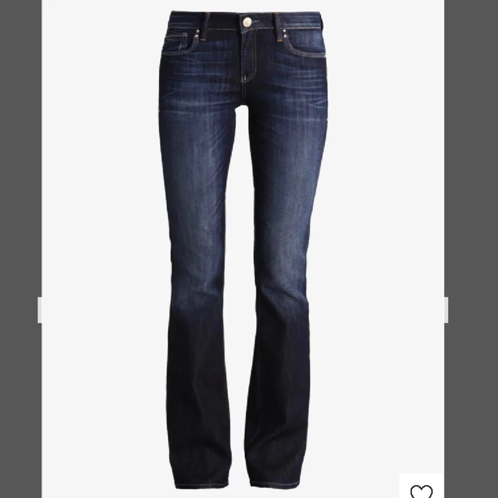 Säljer dessa super snygga jeans från zalando i märket Mavi - Bella. Jag säljer då dem blivit för små för mig. Bra skick!!! Nypris 630 kr💕. Jeans & Byxor.