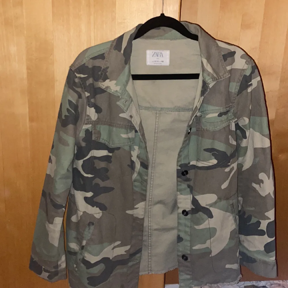 Jättecool jacka med camouflage mönster från Zara som tyvärr har blivit för liten ❤️I storlek 152 men skulle säga att den passar xs💕 skriv om du har några finderingar. Jackor.