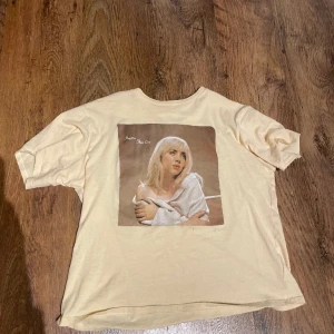 Billie eilish t shirt  - Nypris 99kr, h&m, bra skick 35+ BILLIE EILISH PRODUKTER KOLLA MITT KONTO 