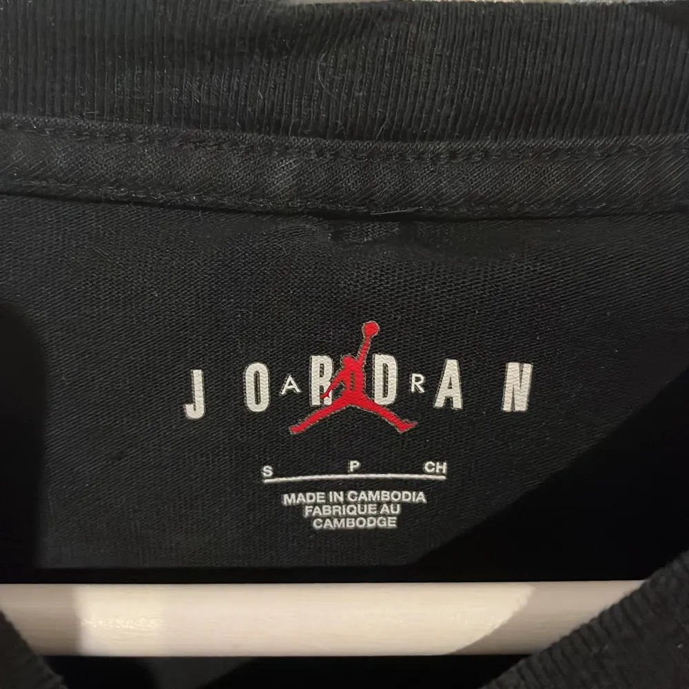 Fet Jordan & Paris tröja. Säljer då jag rensar garderoben och den inte används! Storlek small. Köpt på boozt.com! . Hoodies.