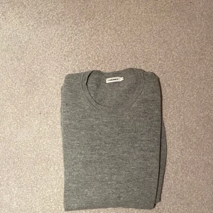 J.Lindeberg ull/kashmir tröja - En mycket fin J.Lindeberg tröja med en blandning av ull och kashmir i storlek XL men passar L. Nypris 1299 och sparsamt använd. Modellen är 186 och väger 80 kg. Hör av er vid frågor Pris kan diskuteras vid snabb affär.