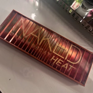  Urban decay NAKED Heat ögonskugga  - Näst intill oanvänd , ögonskuggsborste tillkommer med. Köptes på Care to Beauty för 800kr  Säljes för 400kr  Med 12 nyanser 