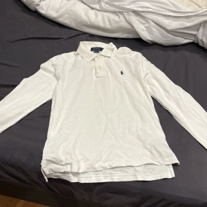 Ralph lauren pike  - Hej Säljer en Ralph lauren pike Långarmad junior i storlek L (14-16), säljer den eftersom den är för liten och aldrig vart till användning 