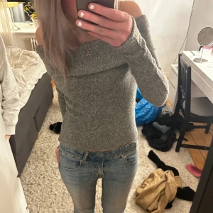 Fin tröja från pull&bear - En jättefin off shoulder tröja ifrån pull&bear, aldrig använd och i jättebra skick, tryck gärna på köp nu🤍