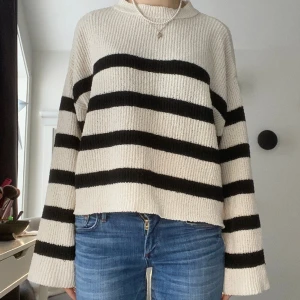 Tröja - Stickad tröja med ränder. Knappt använd. Hör av dig vid frågor❤️