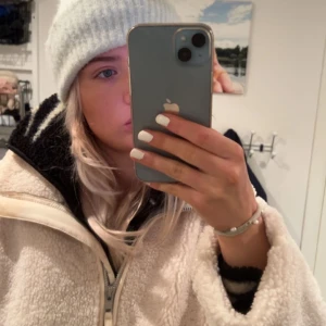 Teddy/fluff jacka  - Säljer denna trendiga teddyjacka ifrån H&M då jag har så många andra jackor. 