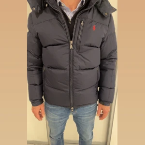 Ralph Lauren jacka  - Säljer nu en Ralph Lauren jacka i strl M nyskick. Den är köpt i november och använd ett fåtal gånger sen dess. Ny pris ligger på cirka 4600, mitt pris 2200. 