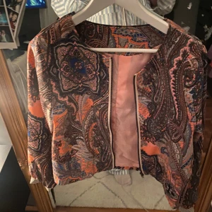 Färgglad jacka  - Snygga jacka/kofta att slänga på sig till ett linne eller likande🤗