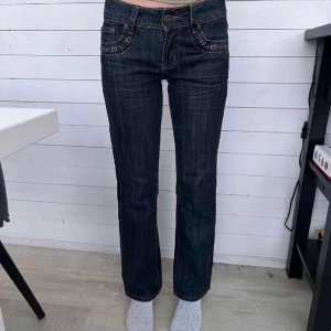 Snygga lågmidjade raka jeans💙 - Modellens längd: 164 cm Storlek: motsvarar 32 Frakt: 65 kr (om man inte vill mötas upp i Lund/Malmö)  Midja: 34 cm Innerbenslängd: 72 cm Lårvidd: 23 cm