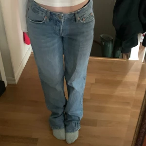 blå straight low waist jeans  - lågmidjade byxor från lager i gott skick 💓 