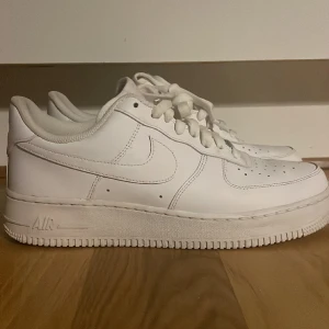 Nike air force 1 - Säljer ett par Nike air force 1 Skick 10/10 använda 2 gånger Storlek 43