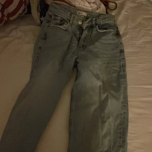 Lågmidjade byxor - Har ett litet hål där bak. Kom priv