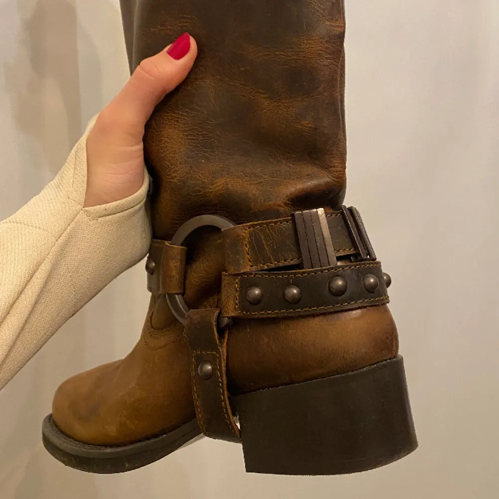 Så fina bruna bikerboots i äkta läder. Knappt använda då de tyvärr inte passade mig. Nypris:1800kr.  Märke: Nastygal  Storlek:39. Skor.