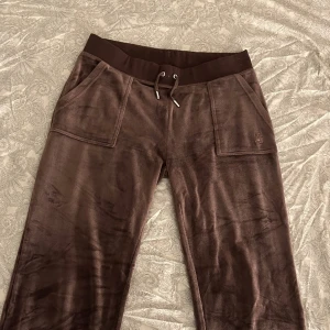 Juicy Couture byxor ”bitter chocolate”🤎  - Fick dessa byxor i julklapp förra året och har inte kommit till användning så mycket då detta inte direkt är min stil längre. Väldigt sparsamt använda🌸(kvitto finns!)