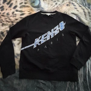 Kenzo tröja - Säljer min skit snygga Kenzo tröja. Storlek M. Passar S då den är tajt och kortare i armarna då jag är 1.70