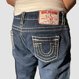 Mörkblåa True religion jeans i storlek 32/34   10/10 - nyskick  OBS: byxorna är mörkare är lite mörkare än dem är på bilden, är du intresserad så är det bara att fråga om fler bilder i DM!