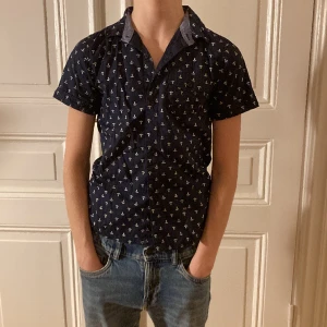 Grischig skjorta - Jätte bra sommar skjort i bra skick och kvalitet. Snygga ankare och en fin knapp ficka på bröstet🔥🔥