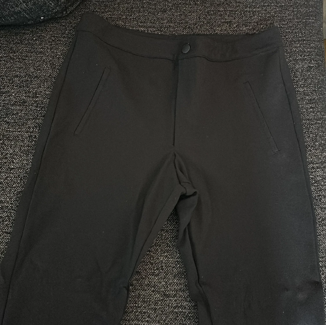 Svart stretch byxa från hm. Den är nästa som ny och fin kvalite. Storlek L  - 91