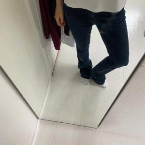Jättefina mörkblåa jeans