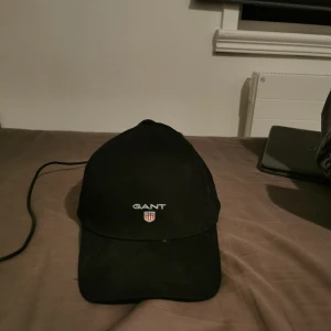 Gant keps - En väldigt fin gant keps, den är damig på bilderna pga att jag inte använt den. Väldigt bra skick inget fel på den