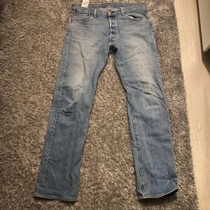 Ljusblå Levis 501 - Ljusblå levis 501 i super fint skick, knappast använda. W34L32 passar mig som är 184!