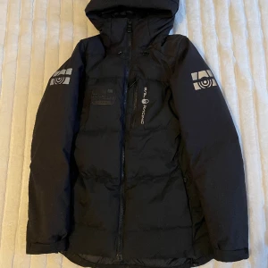 Sail racing jacka  - Hej! Jag säljer min svarta sail racing jacka som jag bara använde i våras så den är i princip ny. Den är riktigt tjock och varm utan att vara klumpig. Stl S  2500kr + frakt. Kom med förslag kan mötas upp. Kan skicka fler bilder. Mvh Simone💕