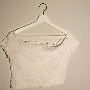 Vit topp  - Kort topp, vit storlek M, fint skick 