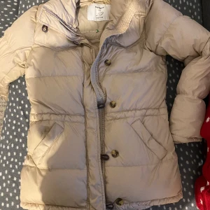 Boomerang vinterjacka  - Jackan är i bra skick så det finns inget att anmärka förutom att den kan behöva tvättas då den har legat i källaren, den tillkommer utan luva då jag har slarvat bort den, man kan dra åt vid midjan och har foder i fickorna, bästa vinterjacka jag har haft 