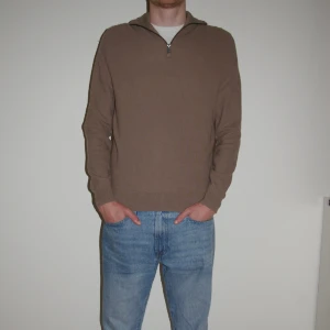 Massimo Dutti quarter zip - Fin quarter zip från massimo i bra skick utan defekter  Tveka inte på att höra av er vid frågor!