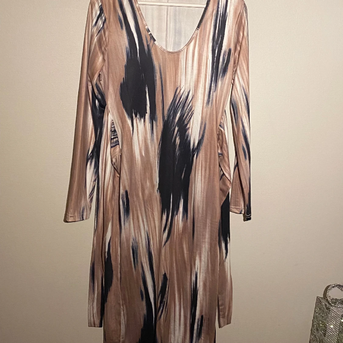 Mönstrad klänning med knytning i midjan  - 90