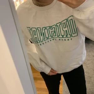 Sweatshirt med tryck - En super fin vit sweatshirt med grönt tryck ifrån Gina tricot i stl S🤍 