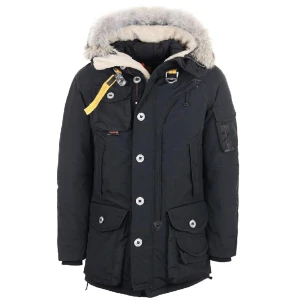 Parajumpers Musher - Small. . Många som budar!  Och är intresserade av den nu till vintern. Högsta budet jag fått är 7250 eftersom den knappt är använd - Säljer min svarta Parajumpers Musher som är sparsamt använd. . Endast upphämtning!