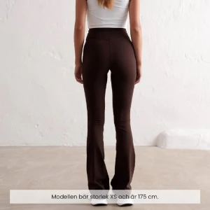 Aimn flare tights - Helt nya, endast testade men tog av lappen för fort.. köpte 2 färger och behöll den andra. 