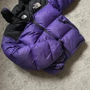 The north face jacka - Köpte den här på Plick men passade inte mig så bra. Så nu säljer jag den igen! Jacka är i fint skick och varm till vintern! 🤗