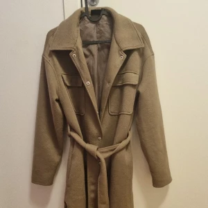 Skjortkappa Vero Moda S - Beige skjortkappa från Vero Moda. Fint skick, väldigt lite använd. Inga defekter. Storlek S.