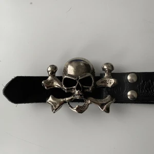 Steeziest mf out there - Ett högkvalitativt italienskt läderbälte i nyskick ☠️ Bältet är 102cm långt och hålen sträcker sig från 66cm till 85 cm. Jag har en hålslagare om utökade hål önskas åt något av hållen😇