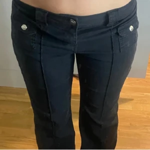 Lågmidjade svarta jeans  - (Lånade bilder) säljer dessa populära lågmidjade jeansen från hm! Storlek 42 men små i storleken så passar mig som vanligtvis är 38/40 i jeans. 250 + frakt 