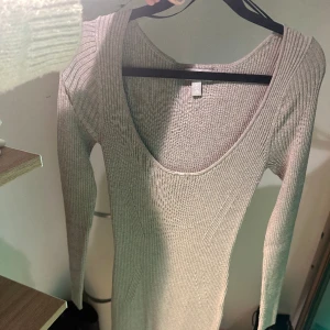 Klänning  - Super fin ribbad klänning från hm, aldrig använd. storlek S men väldigt stretchig och stor i storlek. Klänningen är till knäna på mig som är 163 cm lång. 150 kr+frakt 💕