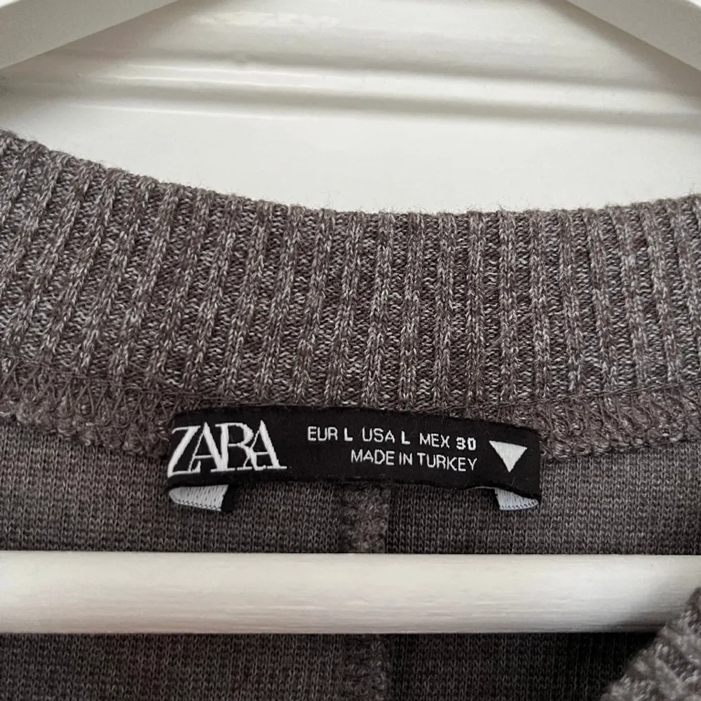 Stickad tröja från Zara. Storlek L. Kjolen finns i en annan annons.. Stickat.