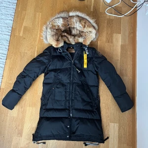 Parajumper parka dam strl S/M - Svart Parajumper dam-modell, passar även kille. Passar en storlek S/M trots det att den är i storlek L. Jättegott skick. Inga skador.   Från ett rök och djurfritt hem. 