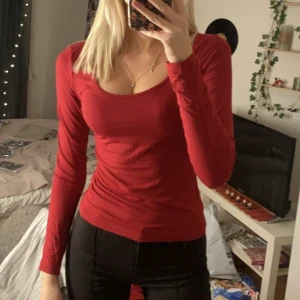 Långärmad - Röd tröja i storlek Xs, säljer för 60kr