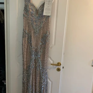 Fest klänning - Fest klänning som jag hade på mig en gång den är väldigt fin nästan oanvänd ny pris var 9400kr storlek 42 