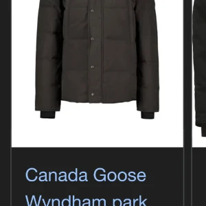 Canada goose wyndham parka - Storlek s passar om man är i 175 cm längden  Färg svart  köpt på nk i sthlm går just nu upp i pris pågrund av att märket inte säljer med äkta päls längre 