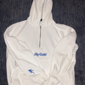 Pull&Bear Hoodie - Säljer min sköna Pull&Bear hoodie. Hoodien är i toppskick och storlek S. Säljer den för endast 149 spänn. 