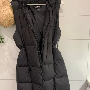 Zara väst med spänne i midjan  - Svart zara lång väst med spänne i midjan! 