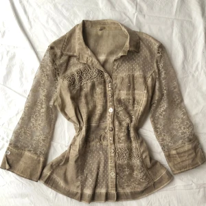 Skjorta - En superfin skjorta med glitterdetaljer, secondhandskick