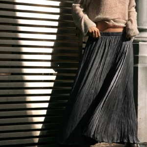 Kjol - Grå midi/maxi kjol från Zara. Använt ett fåtal gånger. Köpt för 399 SEK. 