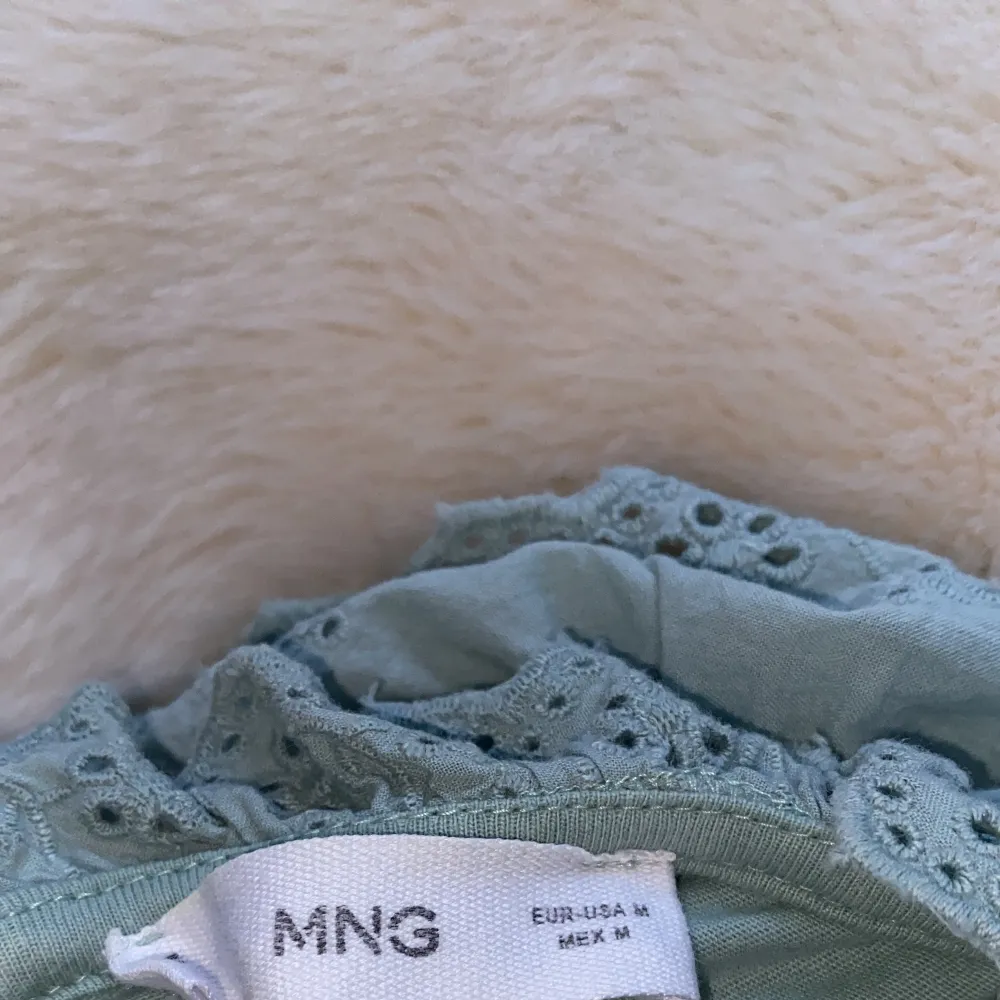 En jätte fin teal färgad mango blus, köpt förra sommaren men använd 2 gånger, storlek M men passar mig som vanligtvis brukar ha M/S OBS köpare står för frakt och betalning sker via Swish 🥰orginalpris 275. Puserot.